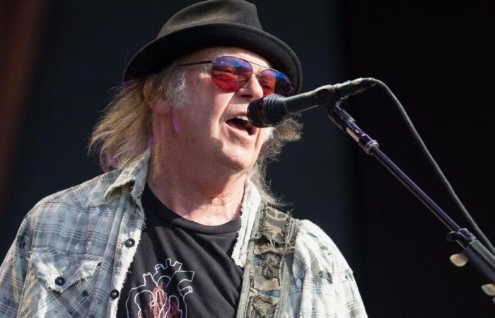 Neil Young attacks BBC and refuses to play Glastonbury festival