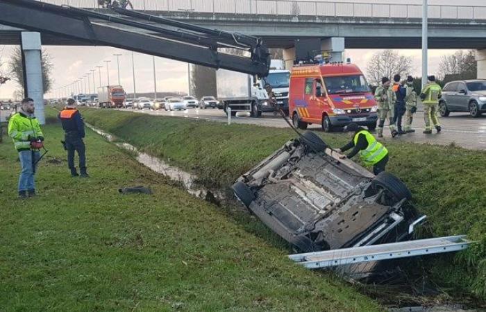 Sudden heavy hailstorm causes traffic chaos: six injured, three cars in the canal (Domestic)