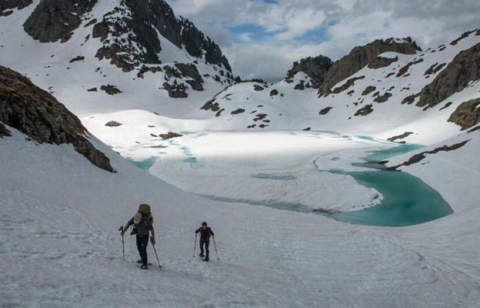 two hikers fall in the same place a few hours apart