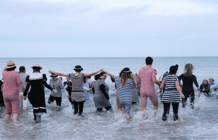 the inhabitants of this city brave the cold with the traditional New Year's ice bath