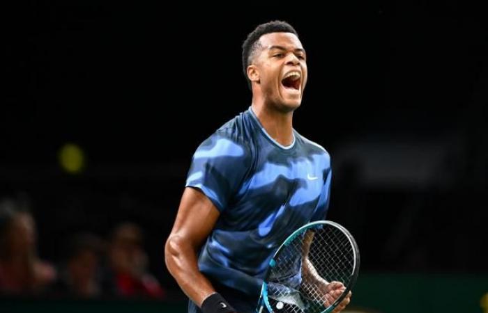 Giovanni Mpetshi Perricard dominates Frances Tiafoe and advances to the quarter-finals in Brisbane