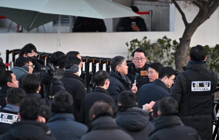 the attempted arrest of President Yoon Suk Yeol obstructed by his security services and the military