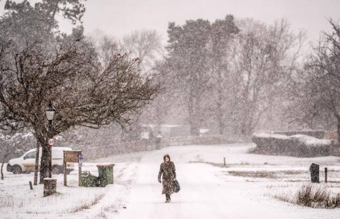 Weather forecast live: Three day snow warning for most of England as floods lead to major incident in Manchester