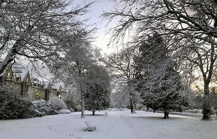 Weather latest: Up to 30cm of snow to blanket UK as Met Office warn of freezing rain and power cuts