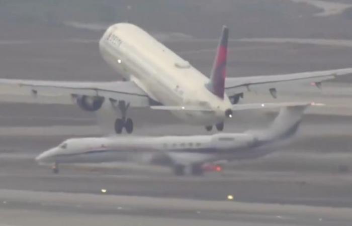 “Stop, stop, stop”: an accident between two planes narrowly avoided at Los Angeles airport