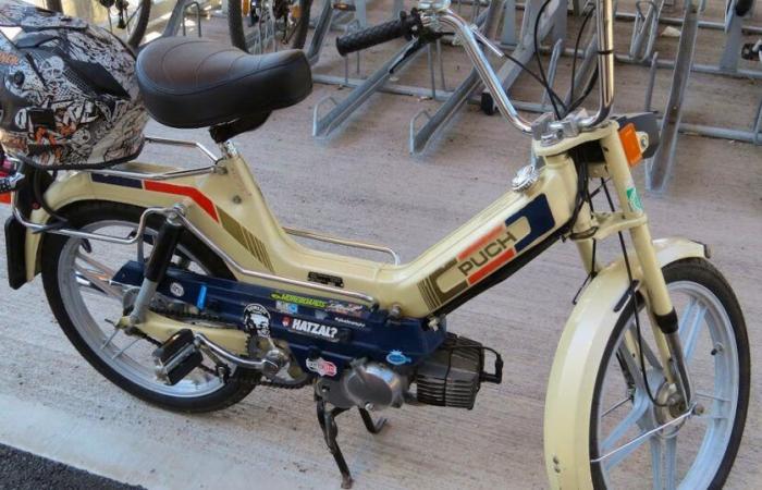 He tries to deceive the police by re-tinkering with a disguised moped