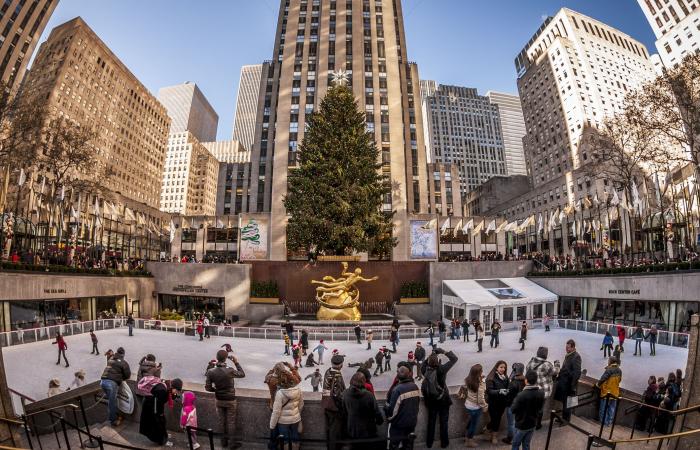 Tourism in New York: Skating and winter weather at Rockefeller Center