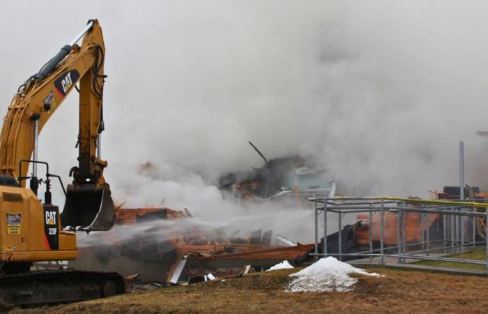 the mayor promises the reconstruction of the community center