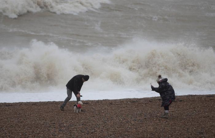 Weather latest: Up to 30cm of snow to blanket UK as Met Office warn of freezing rain and power cuts