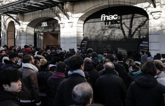 Fnac on the Champs-Élysées closes its doors to a huge crowd during its stock liquidation