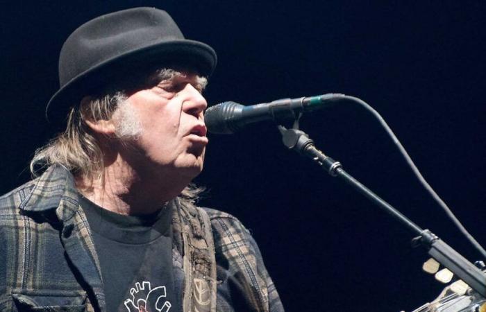 Neil Young will finally play the Glastonbury festival