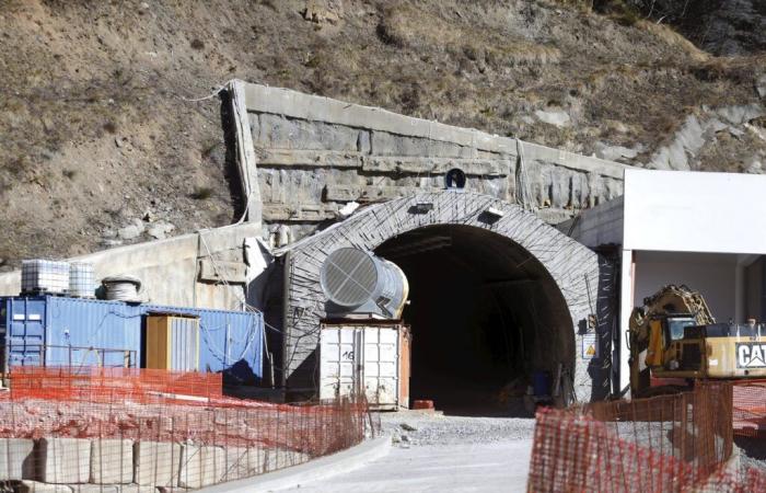 An Italian group creates a mini buzz with its song about the Tende tunnel scandal