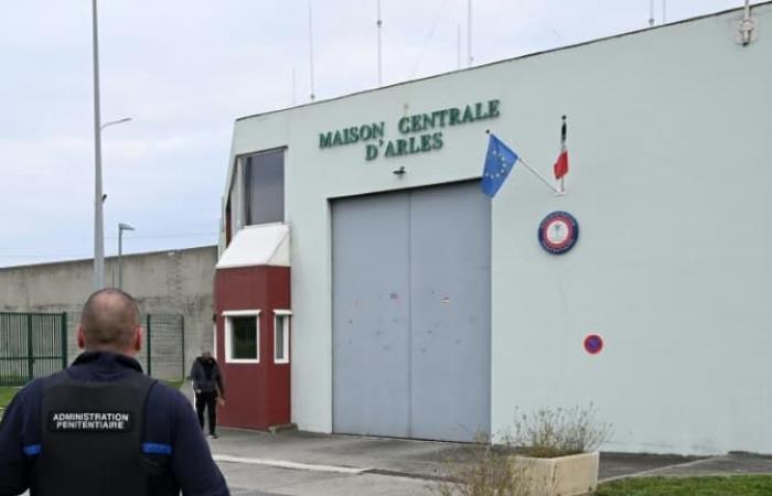 Hostage taking in progress at Arles prison, an inmate holds several people