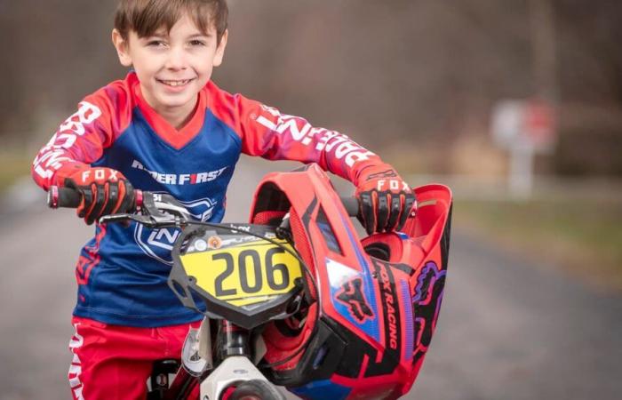 Operated for cerebral palsy: an eight-year-old boy can finally ride BMX like his brothers