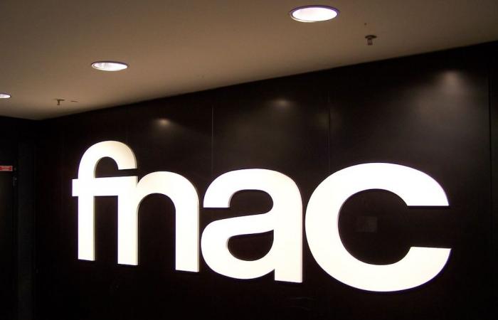 On the Champs-Élysées, Fnac sells off its items before closing