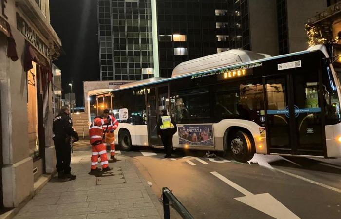 A 15-year-old boy died in Nancy under the wheels of a bus, firefighters were unable to resuscitate him