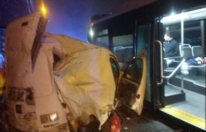 Despite the violence of the accident, no deaths in a head-on collision between a bus and a van north of Lyon