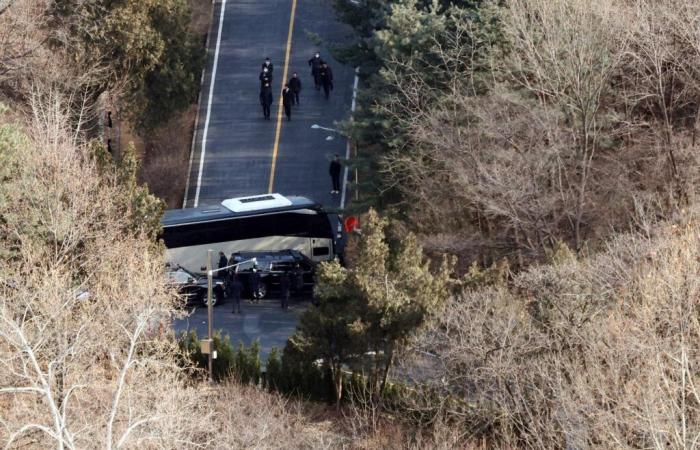 In South Korea, the presidential guard prevents the arrest of President Yoon Suk Yeol