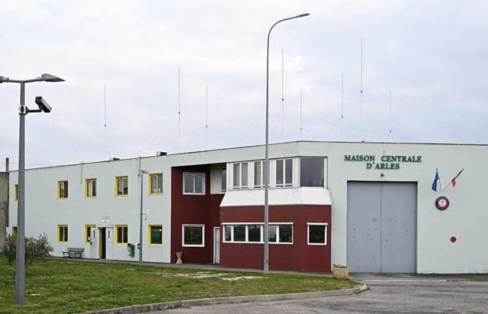 Equipped with a homemade pick, a prisoner holds five people hostage at Arles prison in France