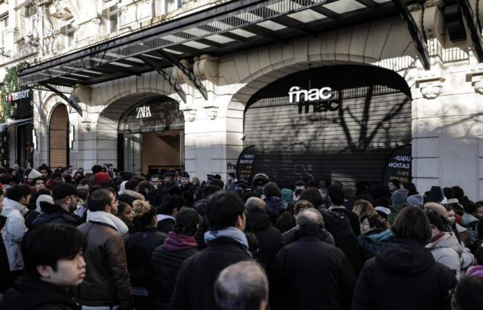 Here are the impressive images of the thousands of people trying to enter for the Fnac clearance sale on the Champs-Elysées in Paris