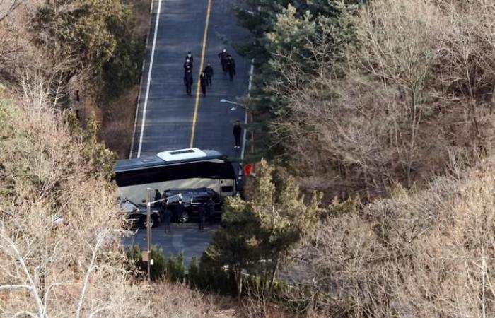 In South Korea, the presidential guard prevents the arrest of President Yoon Suk Yeol