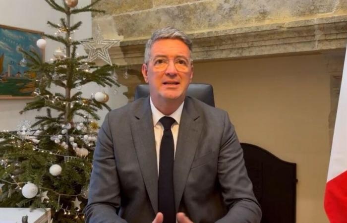 the mayor of Sables-d'Olonne, Yannick Moreau, hangs up on the eve of his 50th birthday