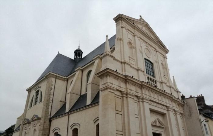 During the work on Vannes Cathedral, where will masses take place?