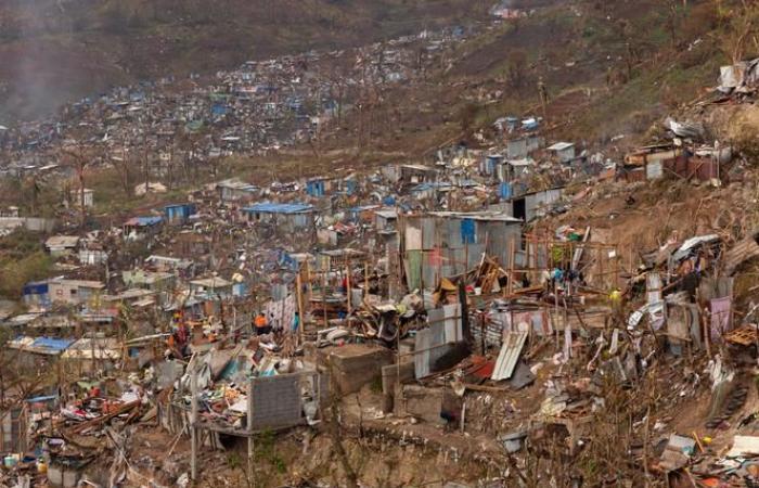 Should we “prevent the reconstruction of slums” in Mayotte? François Bayrou's promise is debated