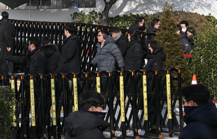 South Korea's president resists police arresting him