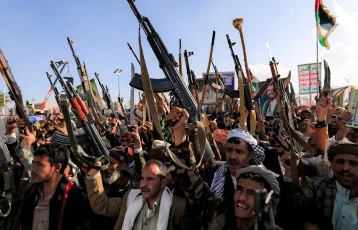 thousands of Yemenis armed with Kalashnikovs chant “death to Israel”