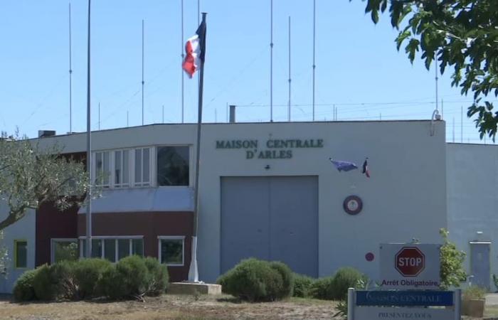 A hostage taking in progress at Arles prison, staff held by an inmate