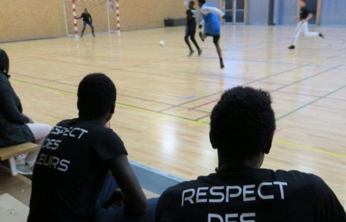 In Corbeil-Essonnes, the “for peace” football tournament degenerates, a young man hit with a baseball bat