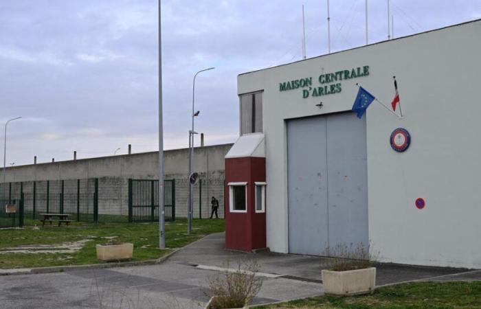 several agents taken hostage at Arles prison