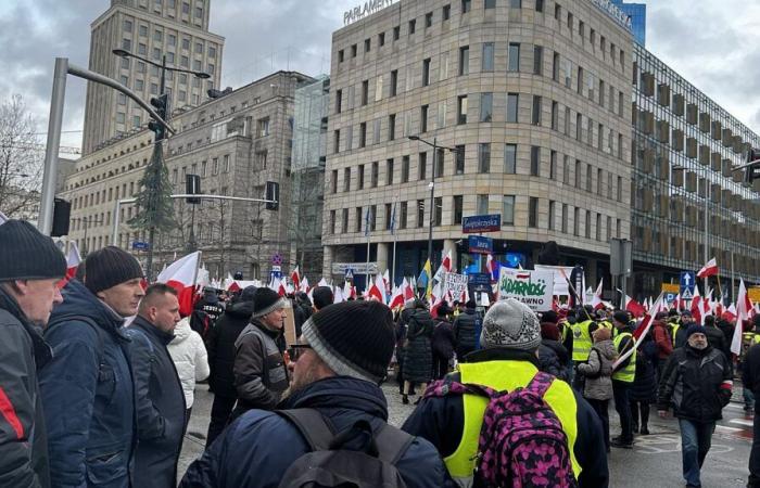 Poland: farmers demonstrate on the day of the rotating EU presidency gala