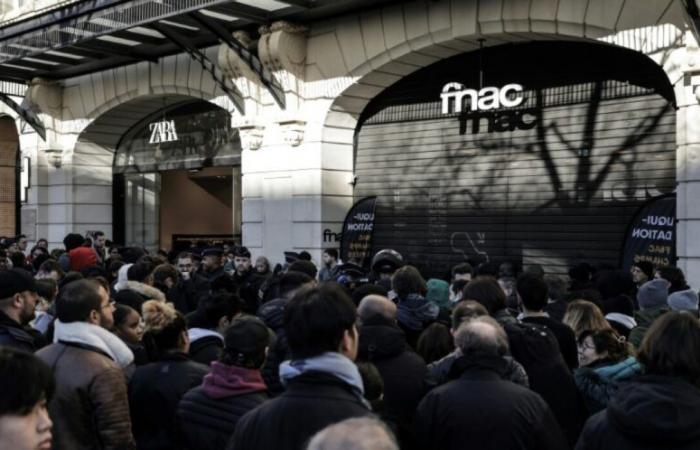 Fnac on the Champs-Elysées opens for 15 minutes, then closes until January 6, 2025