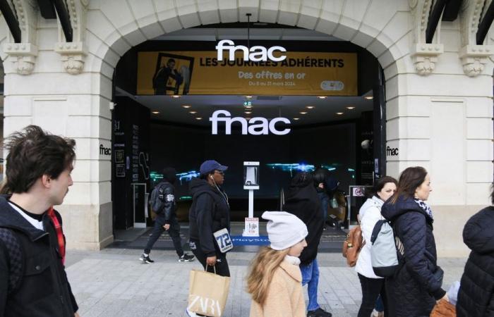 Before its final closure, the Fnac des Champs-Élysées victim of its success