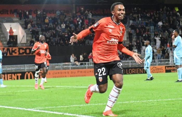 The nugget Eli Junior Kroupi puts pressure on FC Lorient