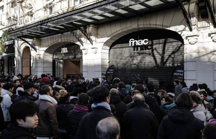 Here are the impressive images of the thousands of people trying to participate in the Fnac clearance sale on the Champs-Elysées in Paris