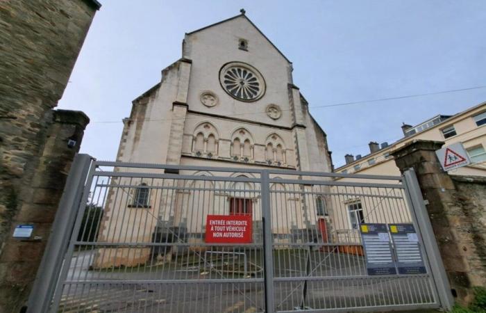 During the work on Vannes Cathedral, where will masses take place?