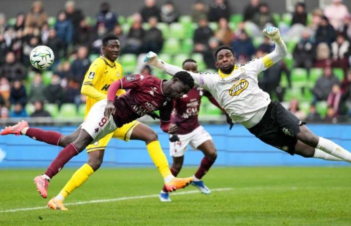 Metz stumbles on Pau and Kamara, Dunkirk caught by Guingamp