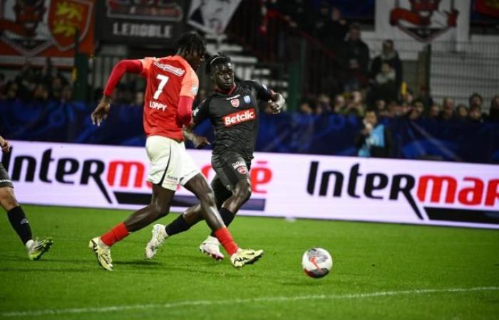 Valenciennes defender Joachim Kayi Sanda to Southampton (Transfers)