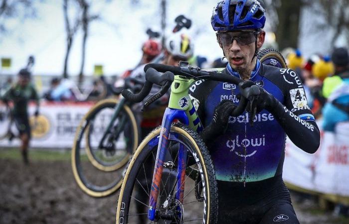 Cyclo-cross: This cyclist dislocates his shoulder and puts it back in place… during the race!