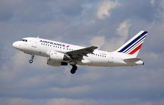 Paris-Barcelona flight lands urgently after cabin pressurization problem