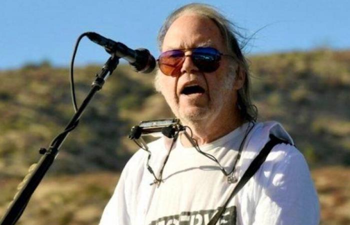 Glastonbury Festival: Neil Young makes an about-face