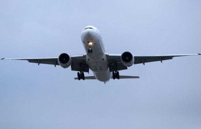 An Air France flight urgently returns to Paris 17 minutes after takeoff due to a pressurization problem