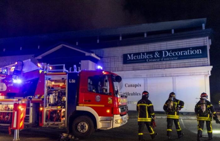 Territory of Belfort. A furniture store hit by fire near Belfort