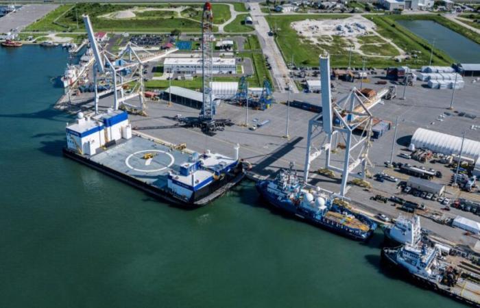 New Glenn salvage barge arrives at Port Canaveral