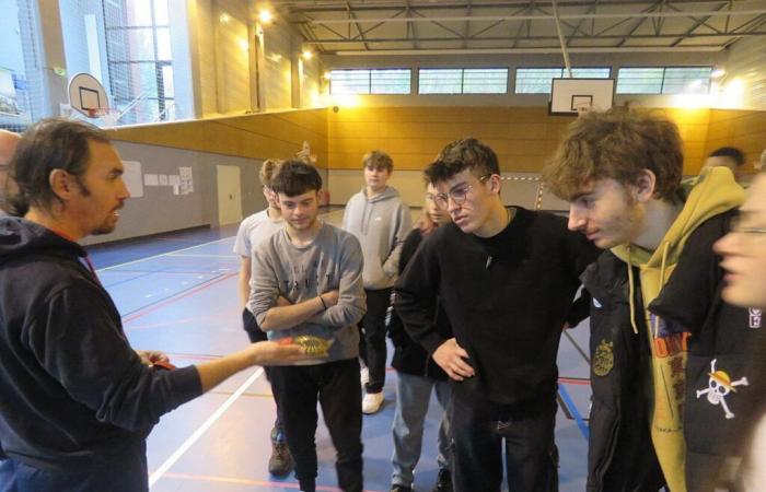 A Paralympic champion meets these high school students from Eure