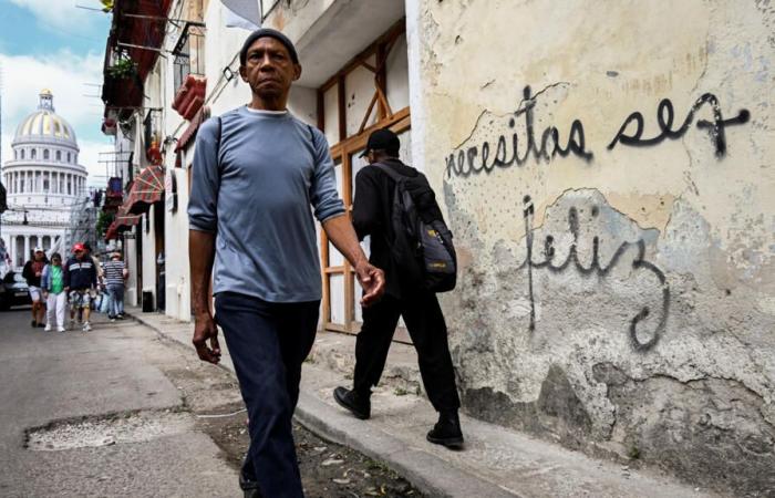 “you must be happy”, the graffiti mantra in the streets of Havana