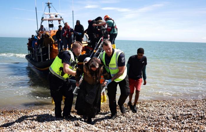 Keir Starmer plunges into migration crisis by makeshift boat